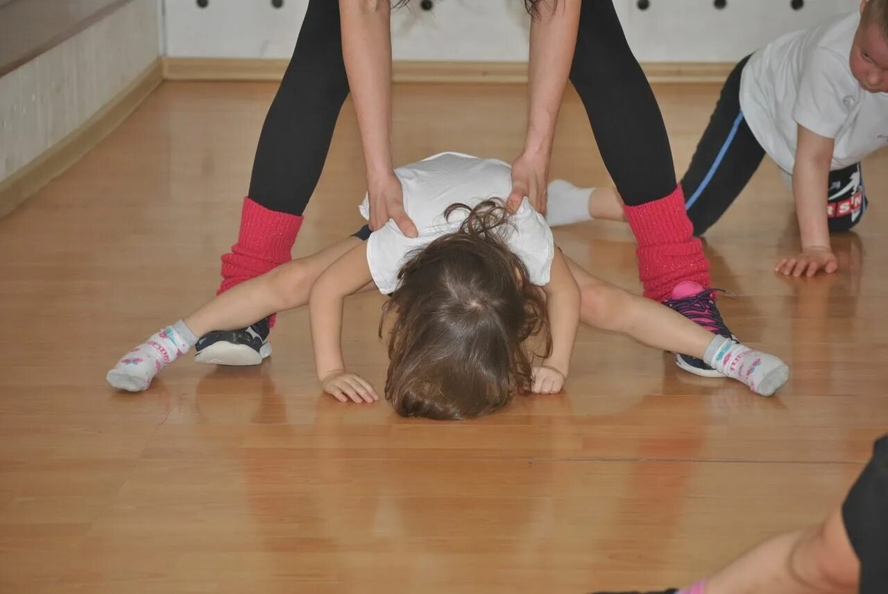 Спортивная хореография для детей. Гимнастика для детей 5 лет. Гимнастические упражнения для детей. Гимнастические занятия для детей. Гимнастика для детей.