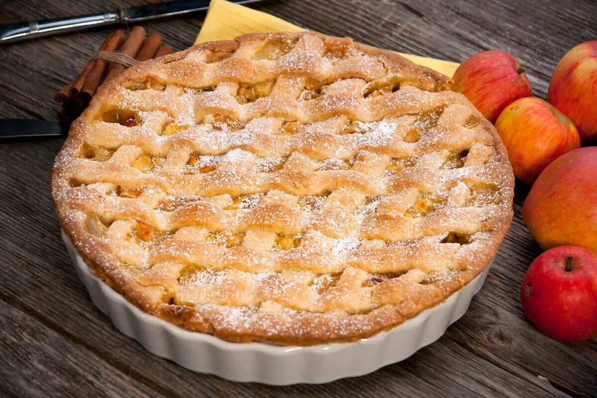 Спекла пирог. Apple pie (яблочный пирог). красивый пирог с яблоками. выпечка шарлотка с яблоками. сдобный пирог с яблоками.