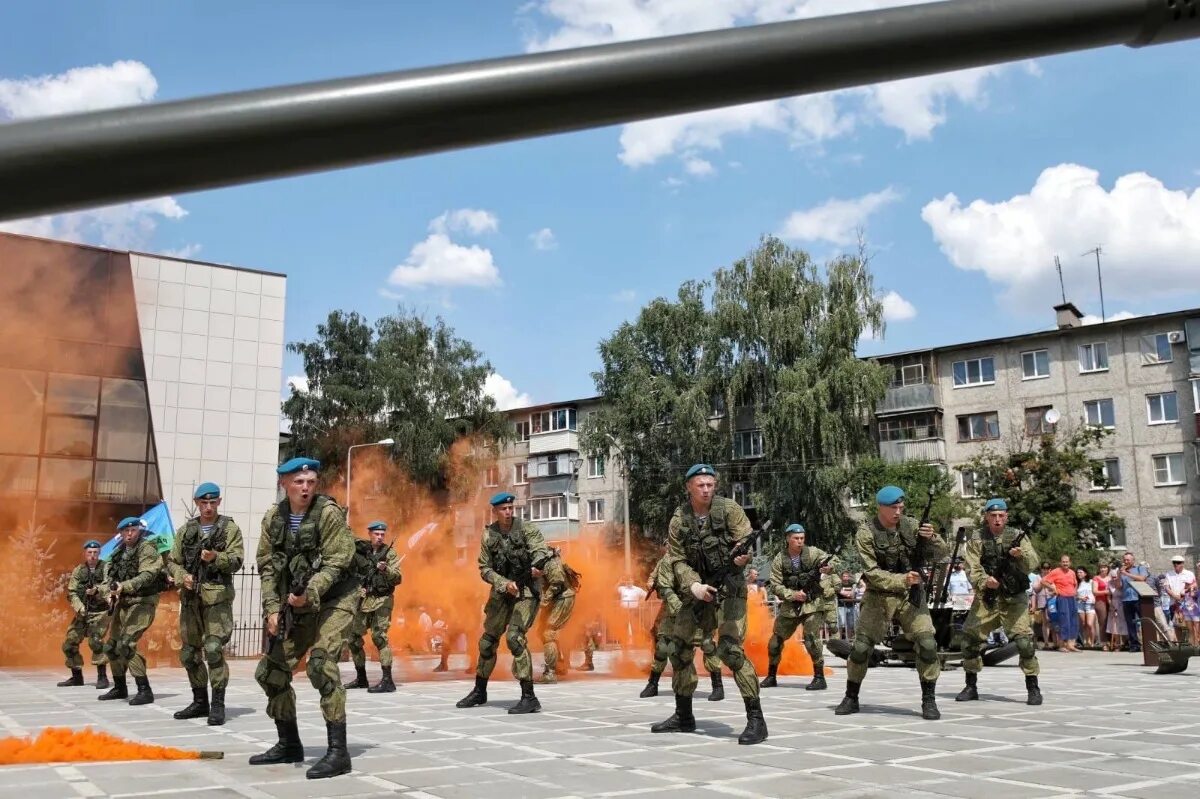 Бои белгородской области последние новости. Военно патриотический сквер в Шебекино. Сквер ВДВ Шебекино. Военные в Белгородской области. Шебекино базы военных.