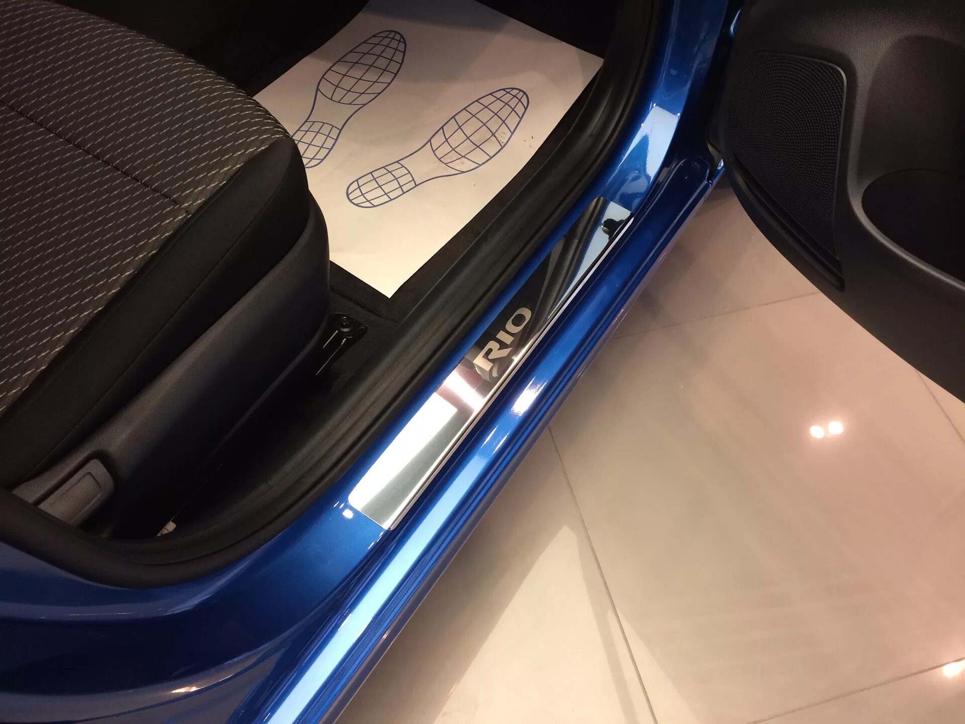 Накладки на порог рио 16г. Порог для киа рио 2015. Порог рио. Пороги киа рио 4. Накладки на пороги kia rio 4.