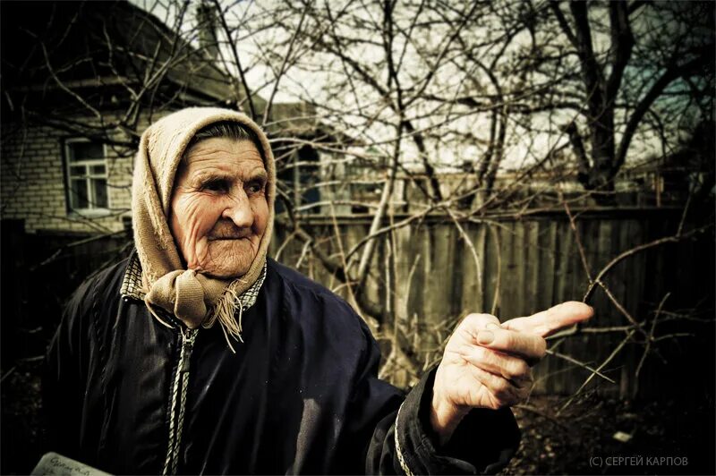 Деревенская колдунья. Бабушка знахарка. Бабушка гадалка. Бабка колдунья в деревне. Фото знахарки.