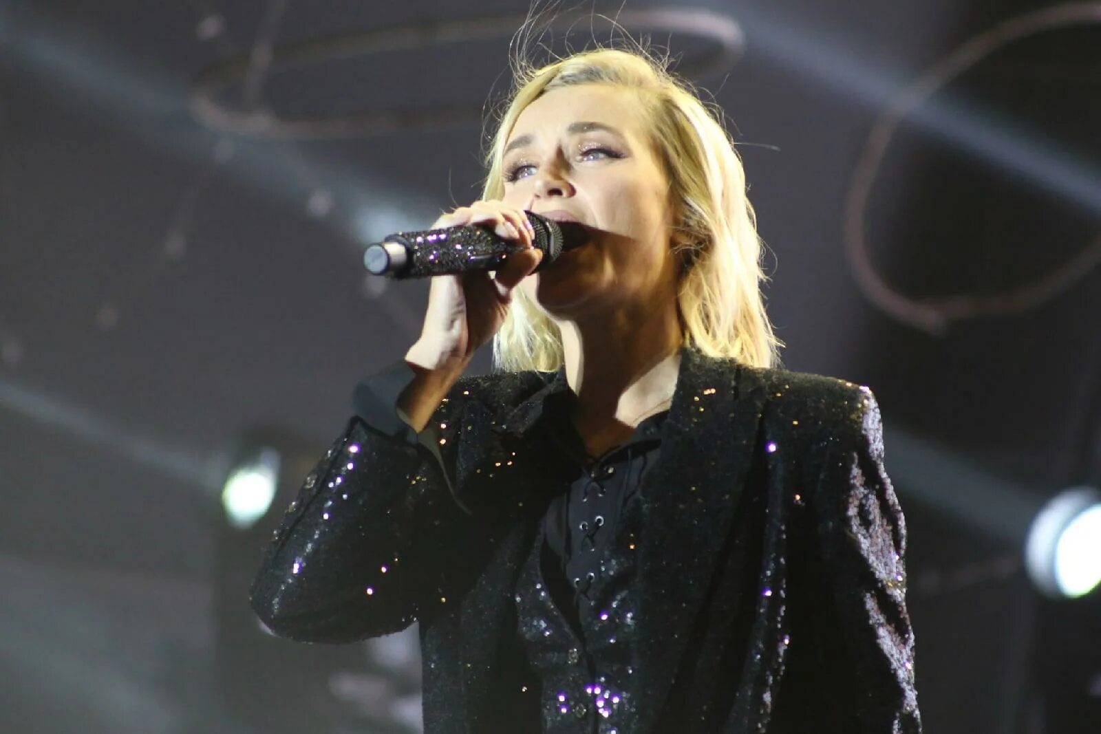 Гагарина евровидение 2015. Концерт гагариной в москве 2021. Гагарина концерт. Певица на сцене. Концерт полины гагариной 2021.