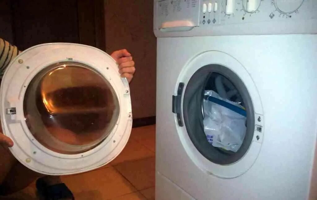 Люк стиральной машины канди. Трос аварийного открытия люка стиральной машины bosch. Люк стиральной машины индезит. Машинка индезит. Отломилась дверца стиральной машины индезит.