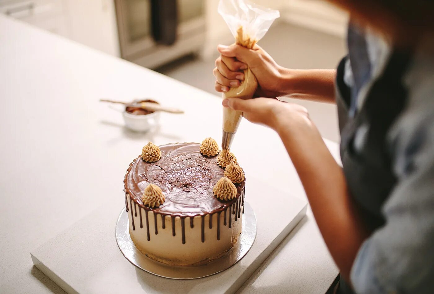 Look mum is making a cake mmmm. Baking cakes. торты и кулинария cakes cooking. торт «повару». торт который ест кондитер.