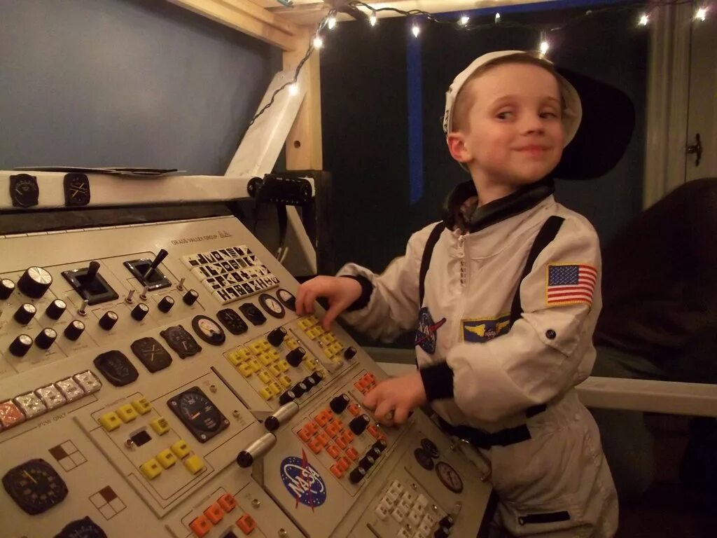 Дети торпеда. Космический пульт управления для детей. Пульт управления ракетой для детей. Пульт управления космическим кораблем. Пульт космического корабля для детей.