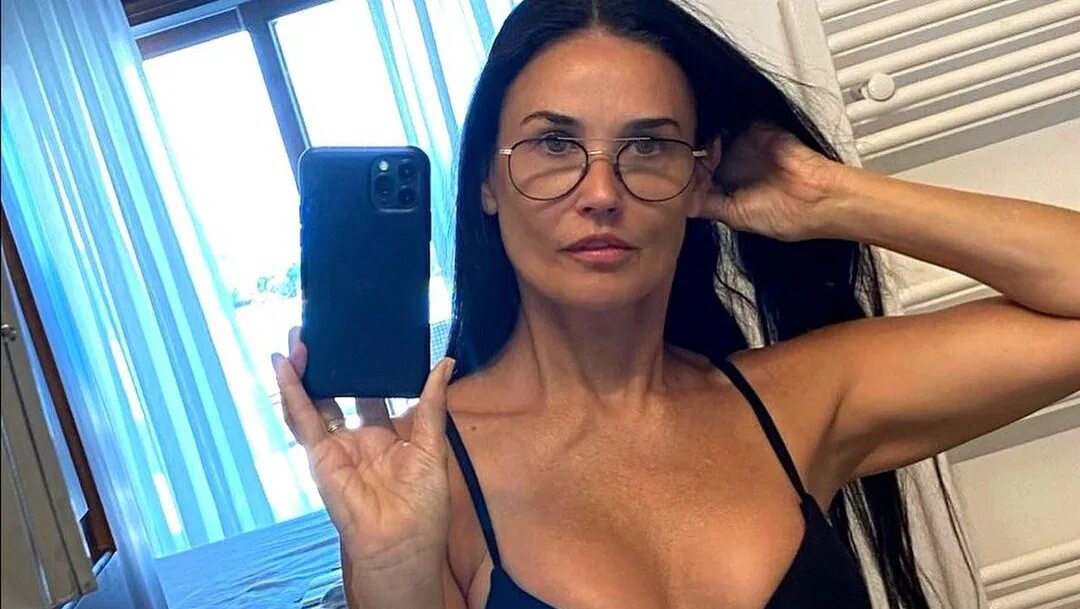 Деми мур в купальнике. Отдыхающие на пляже. Деми мур на показе фенди 2021. Деми мур в купальнике 2022. Джулианна мур 2022.