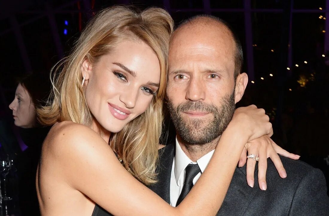 Роузи хантингтон-уайтли и стетхем. Стэтхэм и роузи. Джейсон стеттем и роузы. Джейсон стэтхэм и роузи хантингтон. Рози хантингтон-уайтли и джейсон стэтхэм.