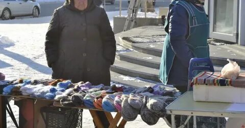 На базаре торговали