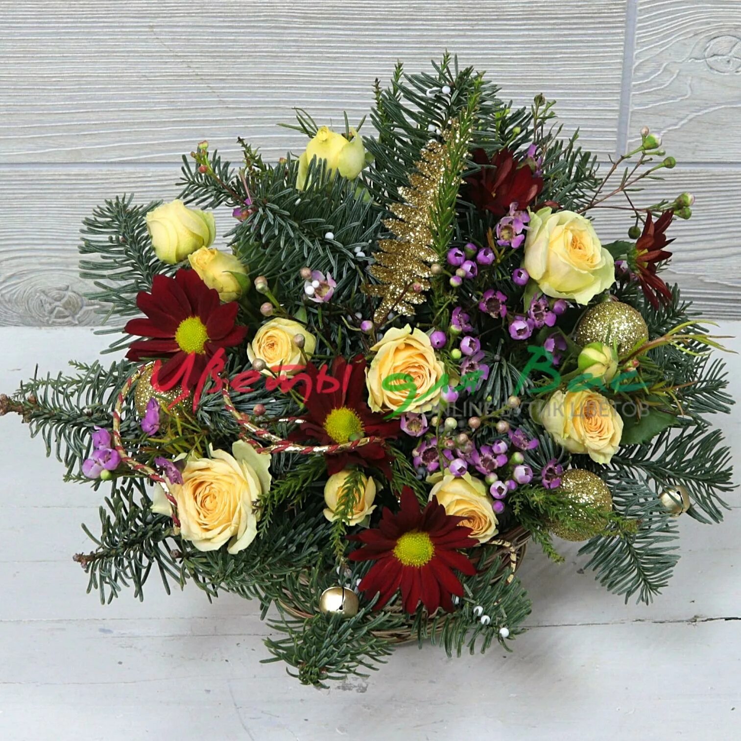 Новогодний букет экибана. Красивый новогодний букет. Нобилис букеты новогодние. Новогодняя композиция в корзинке. Хвойная икебана.