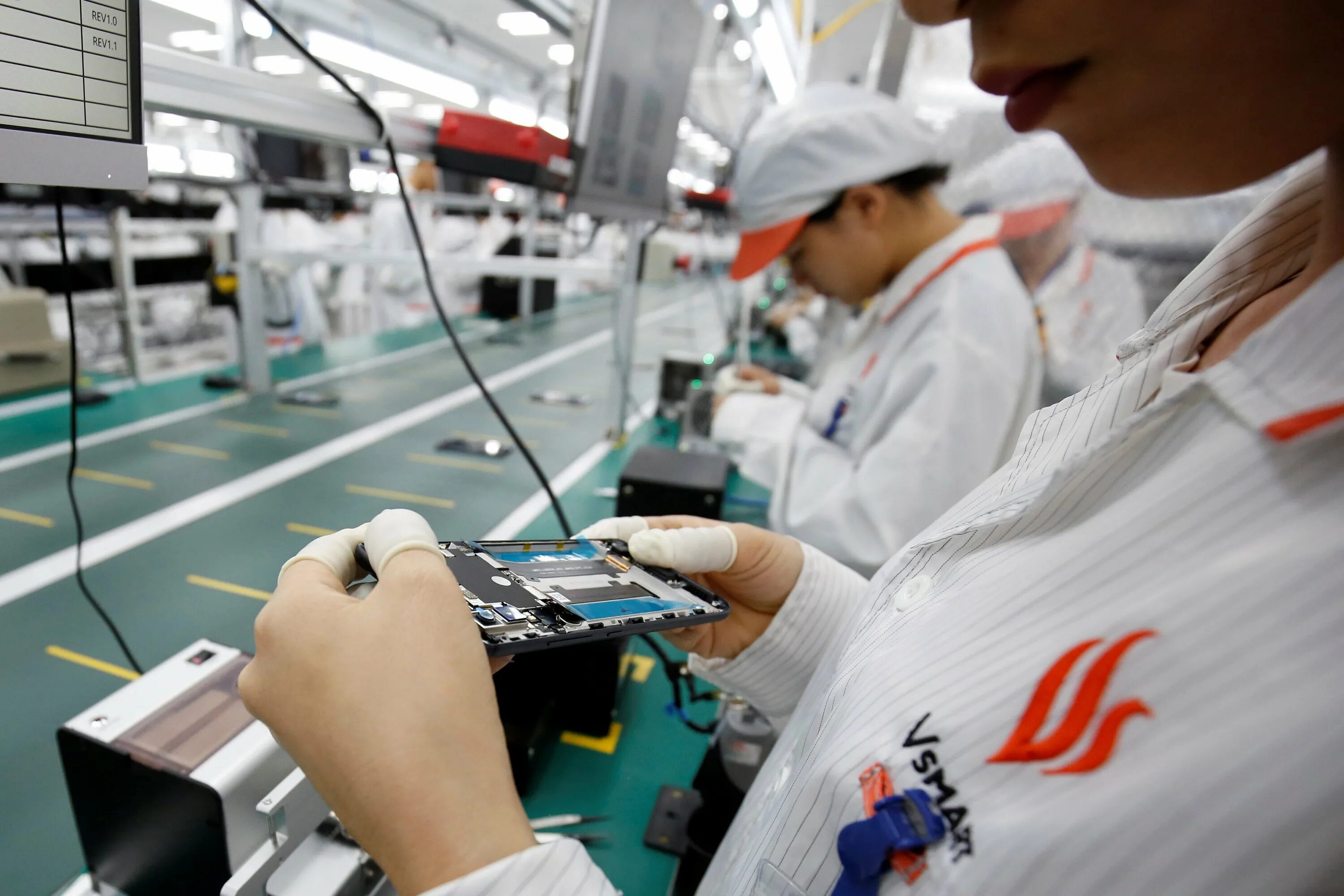Где производят apple. Фабрика фоксконн китай. foxconn завод apple. завод эпл в китае. производство смартфонов.
