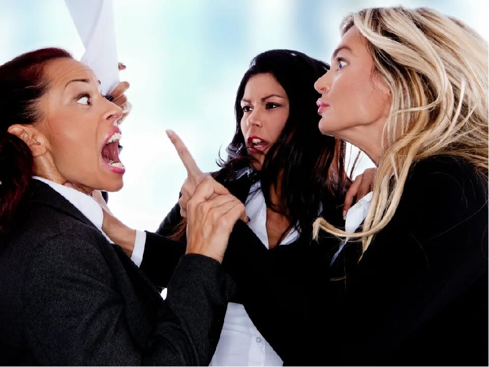 Женщина между. Романтическая фотосессия. Девушка завидует. Конфликт в коллективе. Мужчина и женщина гармоничные отношения.