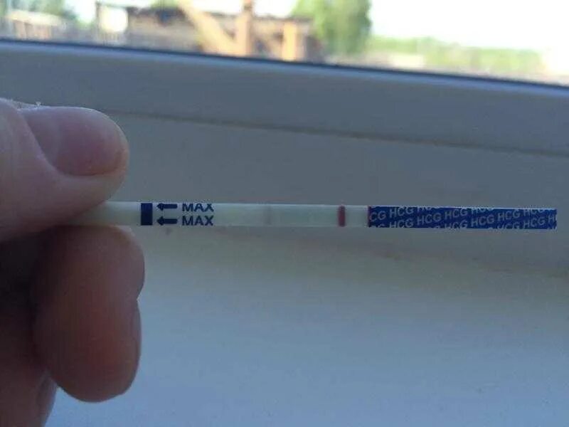 Еле видно вторую полоску. 28 дц тест. Еле заметная вторая полоска. Если показывает еле заметную. Тест на беременность hcg 2 полоски.