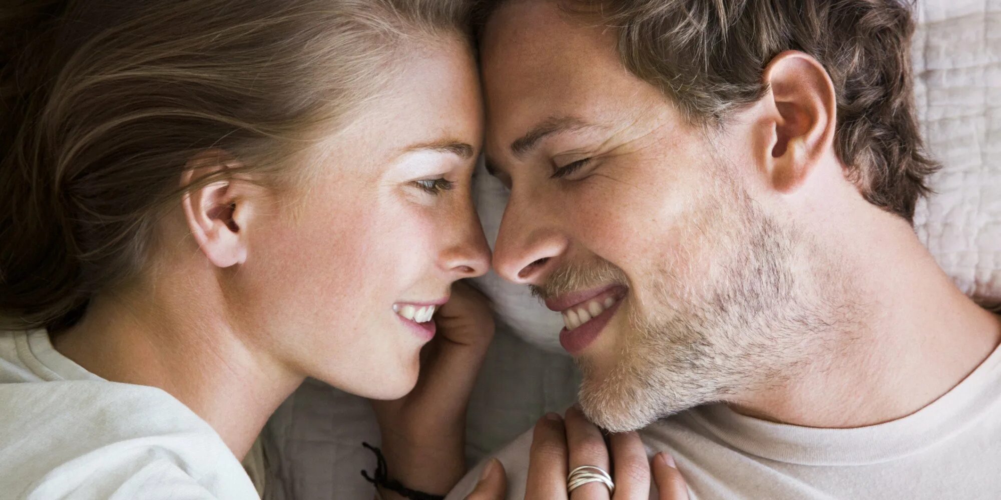 Заинтересованный взгляд мужчины на женщину. Влюбленный взгляд мужчины. Любовь и страсть. Взгляд влюбленных. Влюбленный парень.