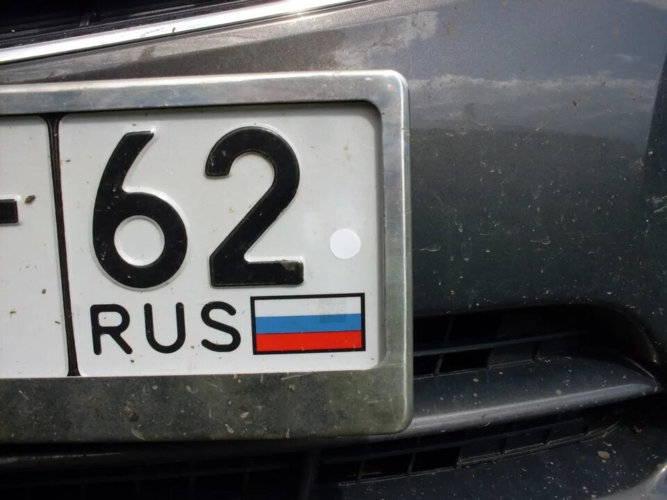 Отверстия гос номера авто. Номера без дырок. Крепление гос номера без отверстий. Отверстия номерного знака. Отверстия номерного знака.