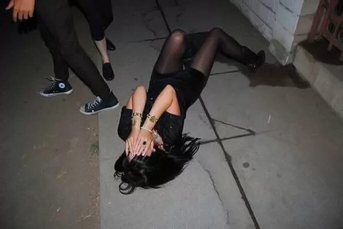 Прикольные пьяные девушки. Красивая пьяная девушка. Счастливая пьянь. Картинки пьяных девушек. Прикольные пьяные девушки.