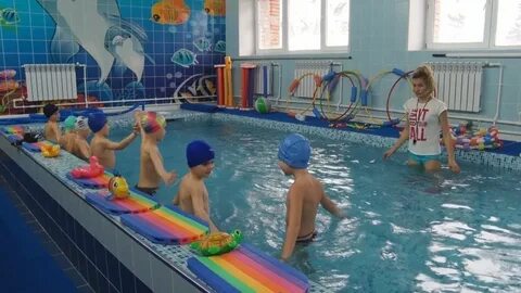 Дети в бассейне в детском саду
