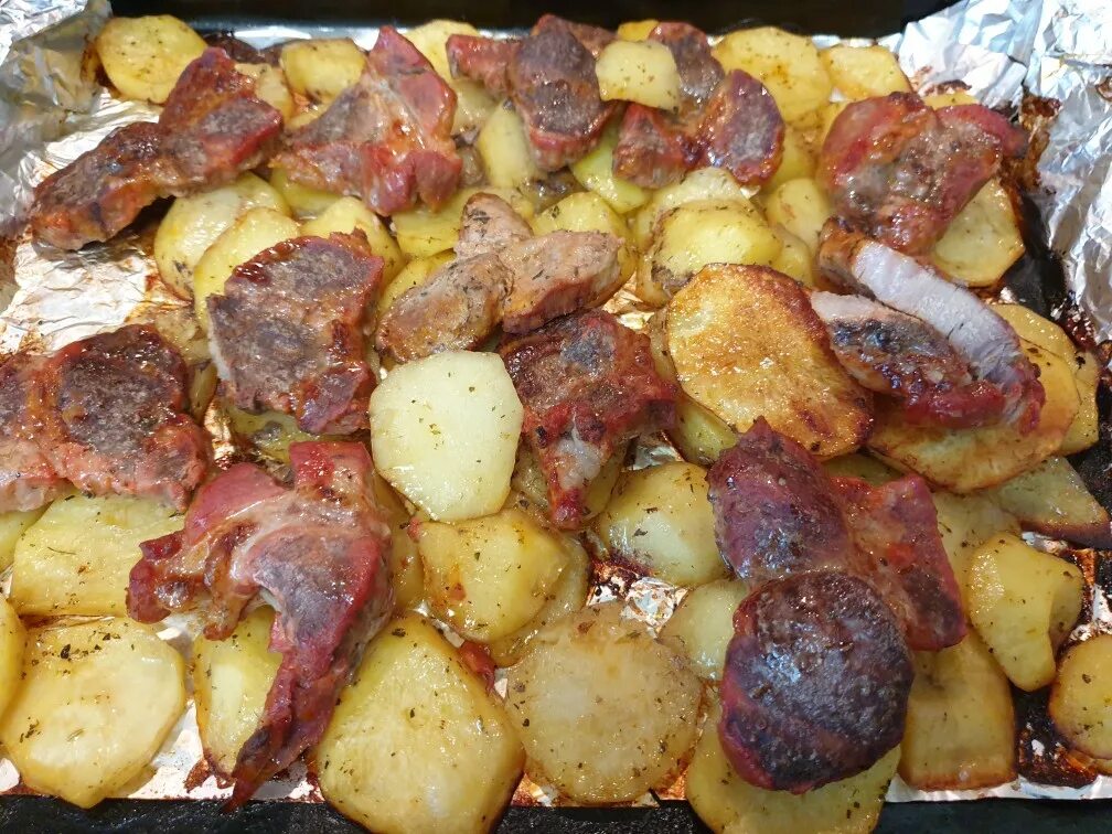 Свинина с картофелем. Свинина с картошкой в духовке. Кусочки свинины с картошкой в духовке. Свинина с дольками картофеля в духовке.