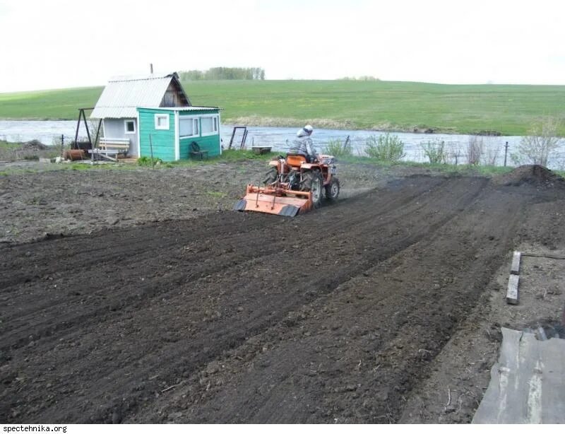 Вспашка земли мтз 320 фрезой. Мини трактор культивация вспашка. Минитрактор кубота с фрезой. Вспашу огород фрезой т40. Фрезерование земли трактором.