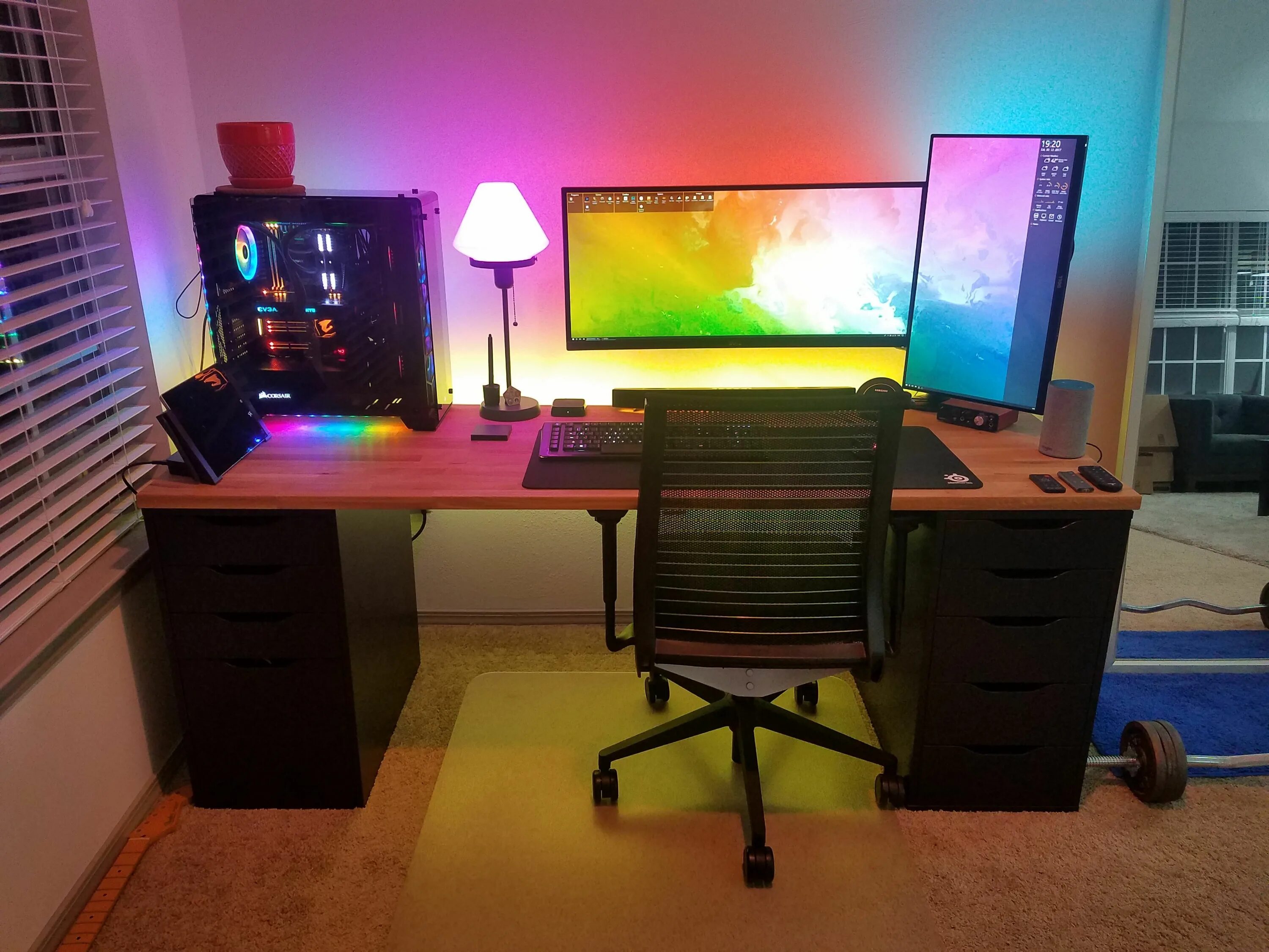 Simple computer. Игровое место с двумя мониторами. Учебное место с компьютером. Ikea battlestation альтернатива. Белый игровой стол для компьютера.