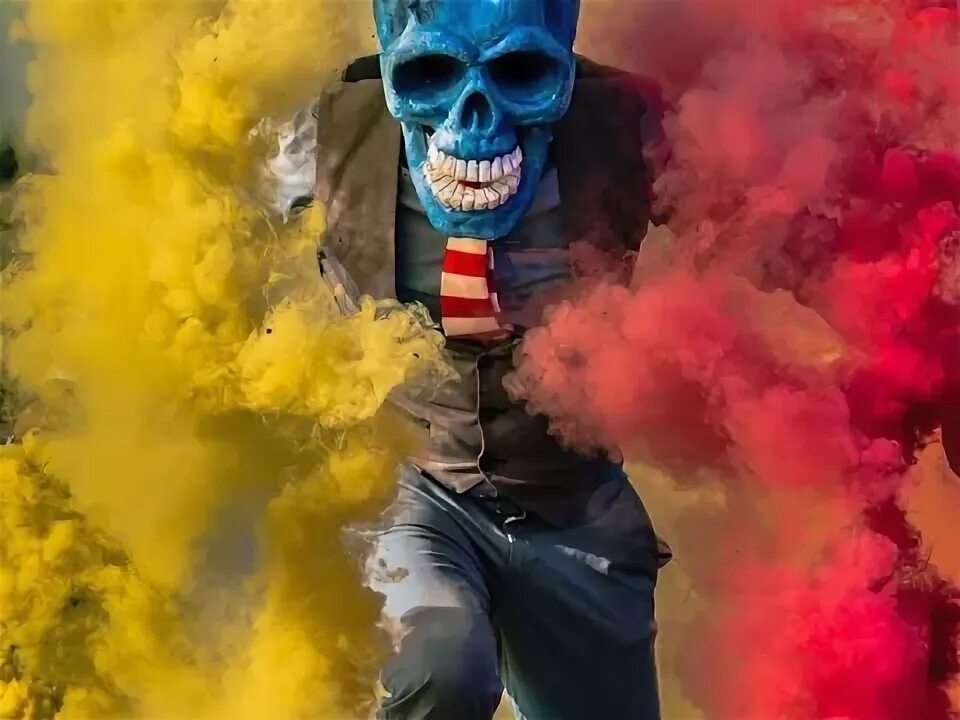 Маски-шоу: черепа и дымовые шашки в перформансах Skeleton of Color - Нож