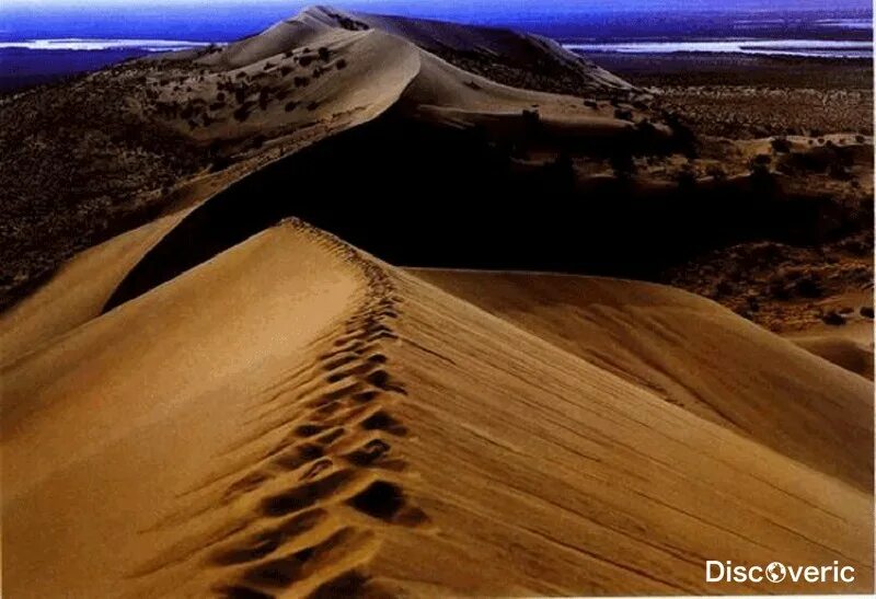 Такла макан барханы. Барханы астрахань. Бархан алтын-эмель. Поющий бархан алматы. Лестница в бархан сарыкум.
