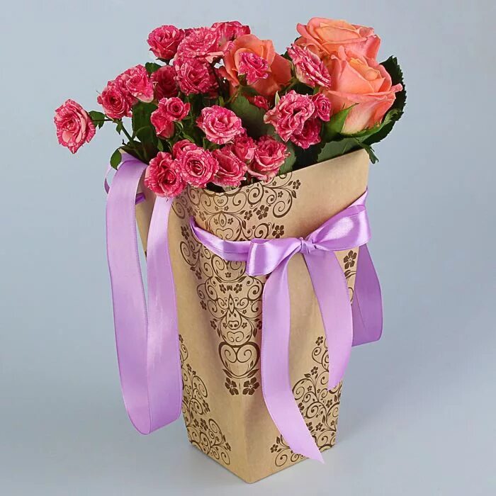 Упаковать цветы в подарок. Красивая упаковка букета. Упаковка для цветов. Букет цветов в упаковке. Оригинальная упаковка для цветов.