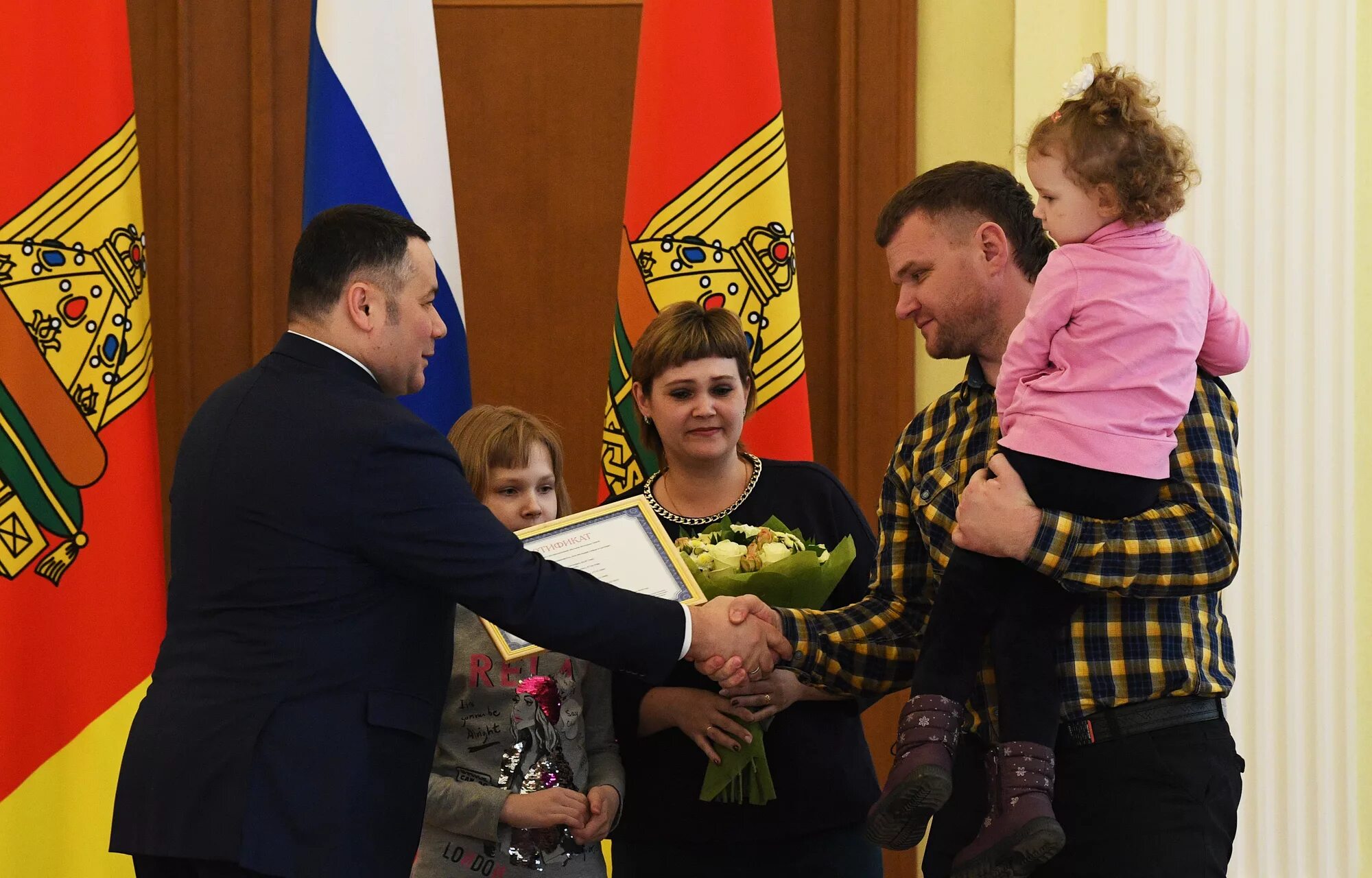 Год семьи тверь. Помощь государства семьям. Молодая семья Тверь. Тверь вручение сертификатов молодым семьям. Руденя семья.