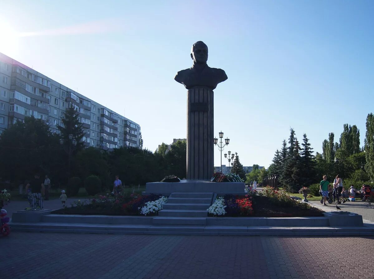 Памятник 17 героям старый оскол. Памятник маршалу Жукову старый Оскол. Жуков памятник старый Оскол. Старый Оскол памятники войны. Аллея героев старый Оскол.