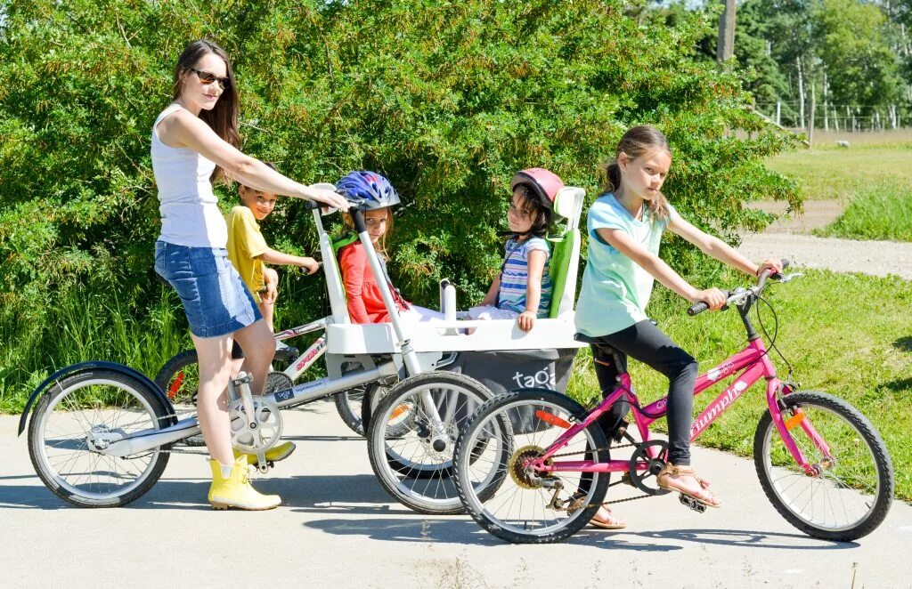 Включи friendly taga. Коляска-велосипед taga Bike. Семья на велосипедах. Всей семьей на великах. Велосипед на 5 человек.