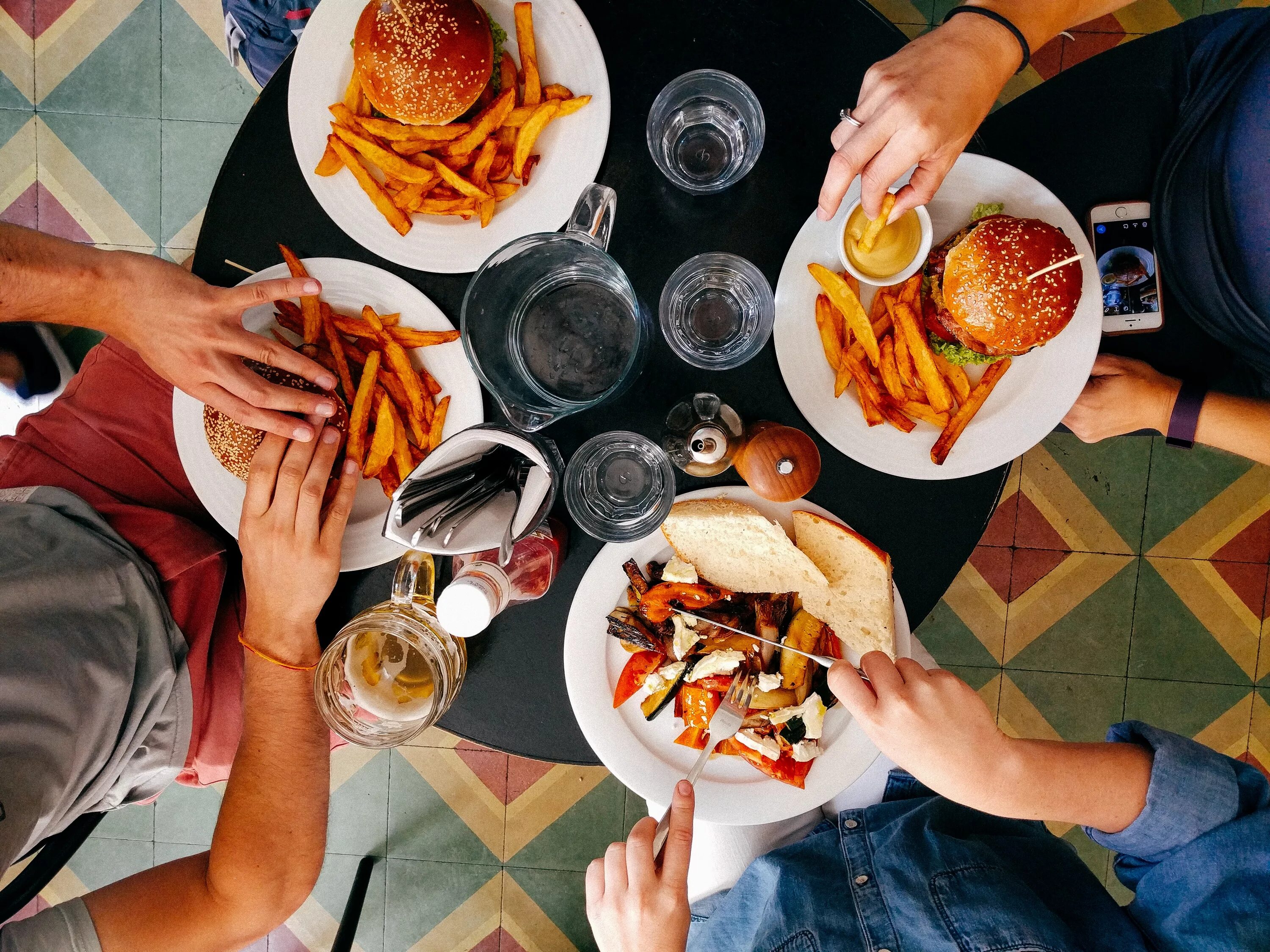 Неправильное питание. Человек с едой. Современная еда. Фотосессия с едой. Eat delicious food