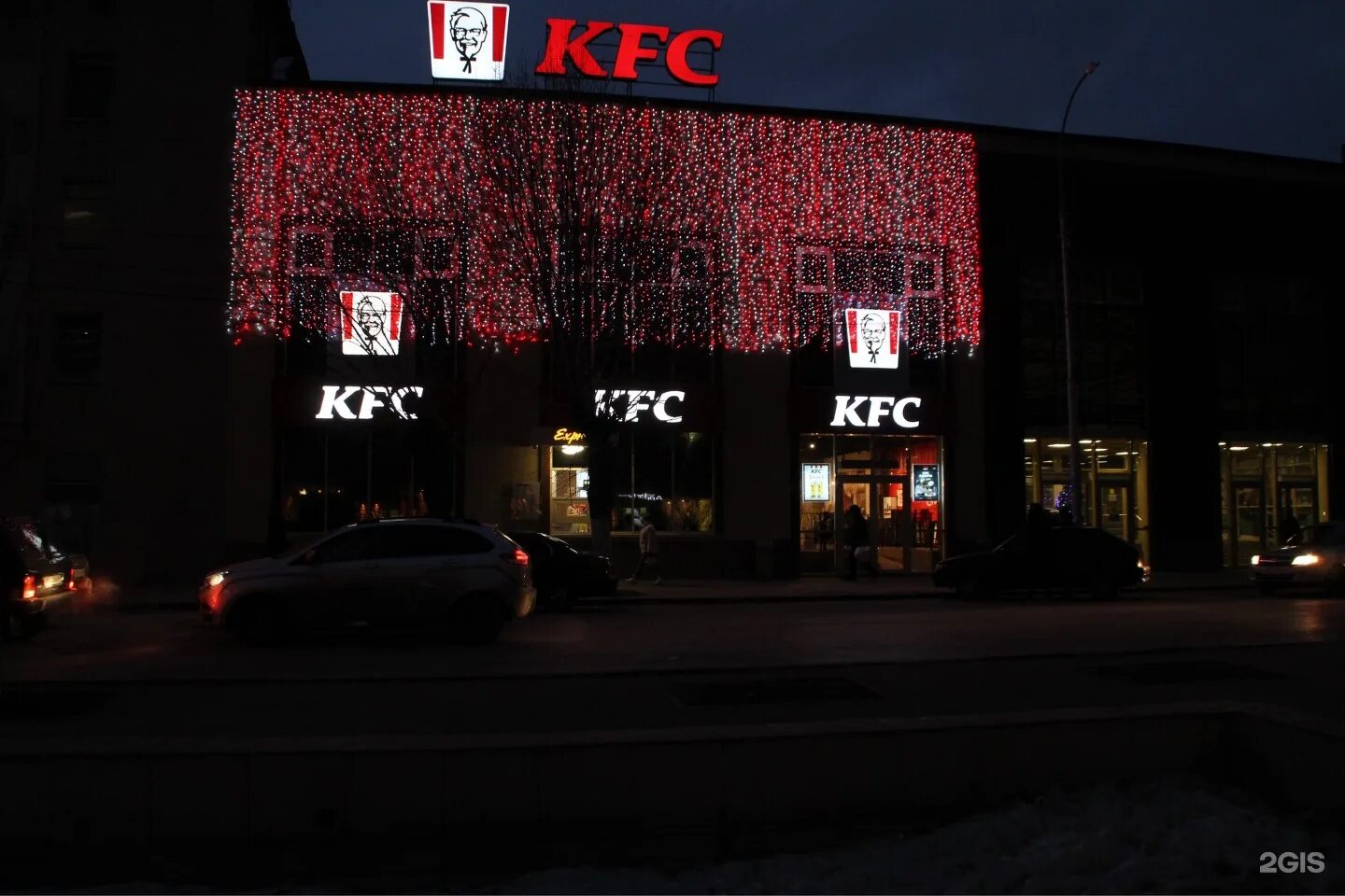 Kfc ресторан. Kfc ночью. Kfc в сша. Фаст фуд кфс. Кфс на улице ночью.