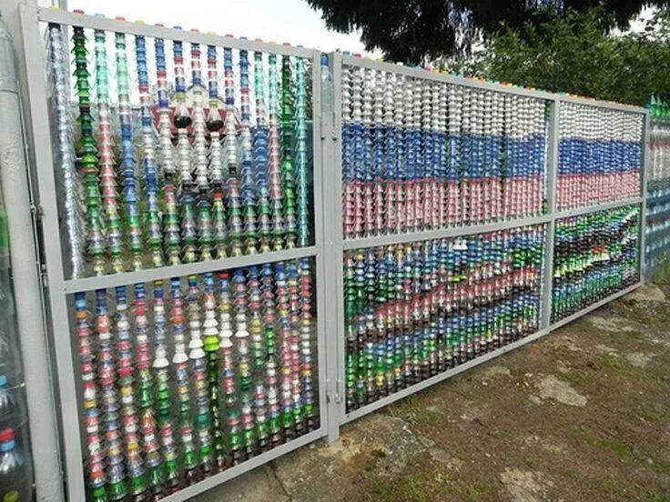 Заборы из бутылок фото Bilhões de garrafas PET são geradas no Brasil todos os anos. Segundo a ABIPET (A