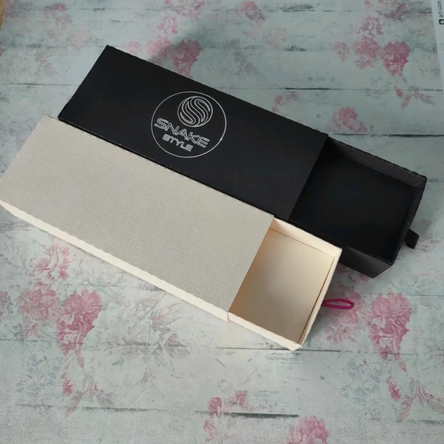 упаковка выдвижная коробка. коробка пенал из крафта. черные упаковочные коробки. кашированная коробочка пенал. коробка 15х15х3 крафт.