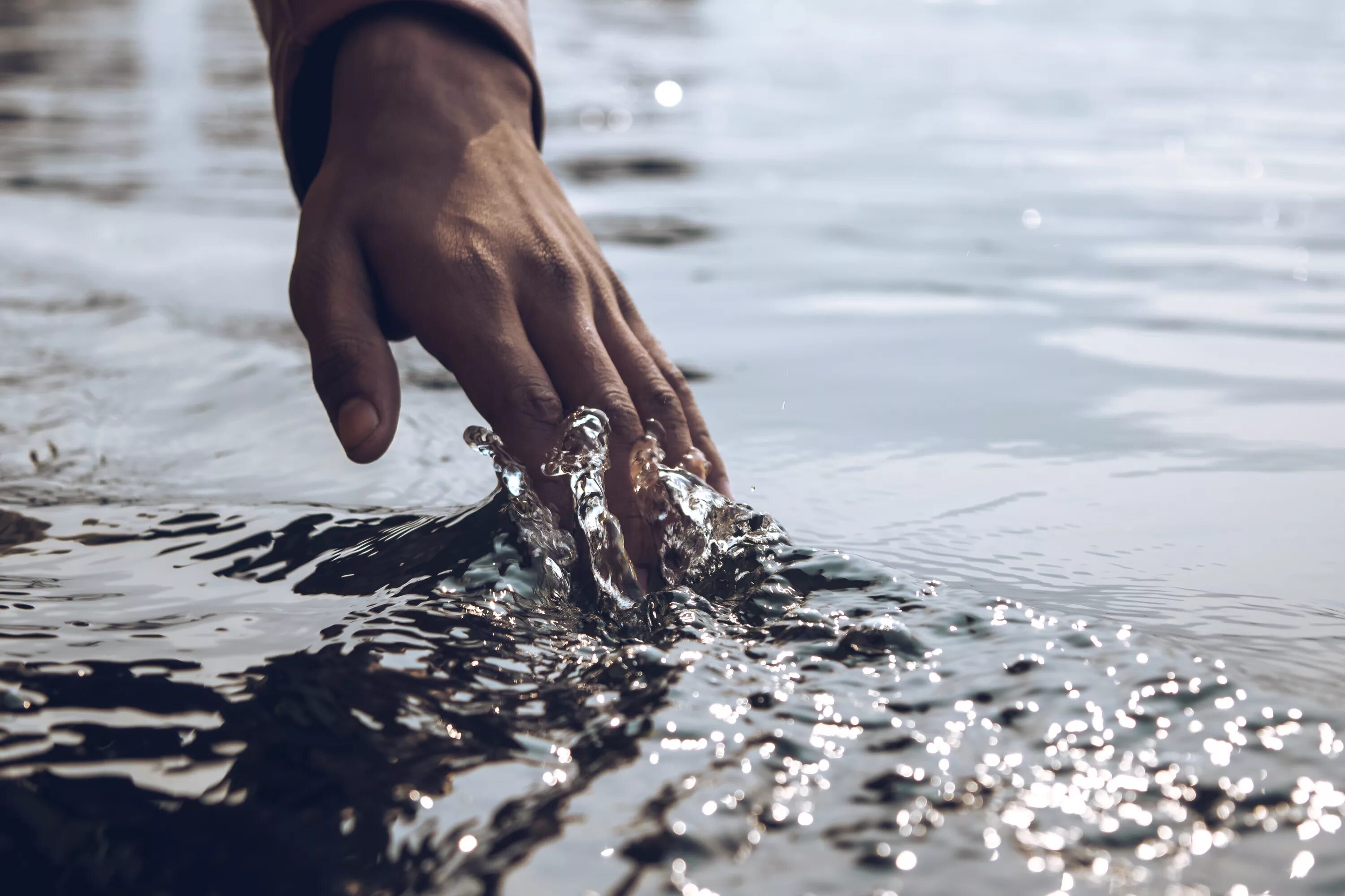 Жалко воды. Прикосновение к воде. Рука касается воды. Вода в руках. Вода в пруду.