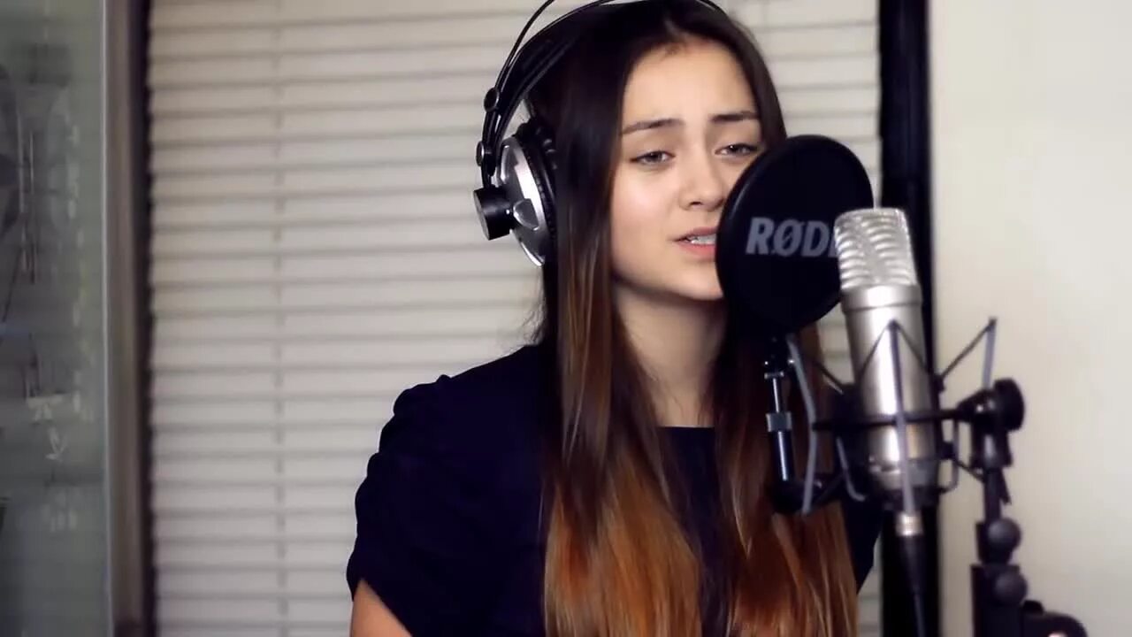 Песня минимум раз. Jasmine Thompson родители.