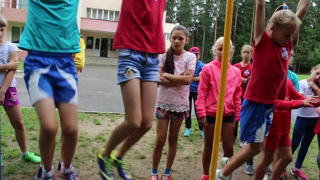 Включи видео лагерь. Детский лагерь ноги. Ноги в лагере. Дети в лагере ножки. Летний лагерь ножки.