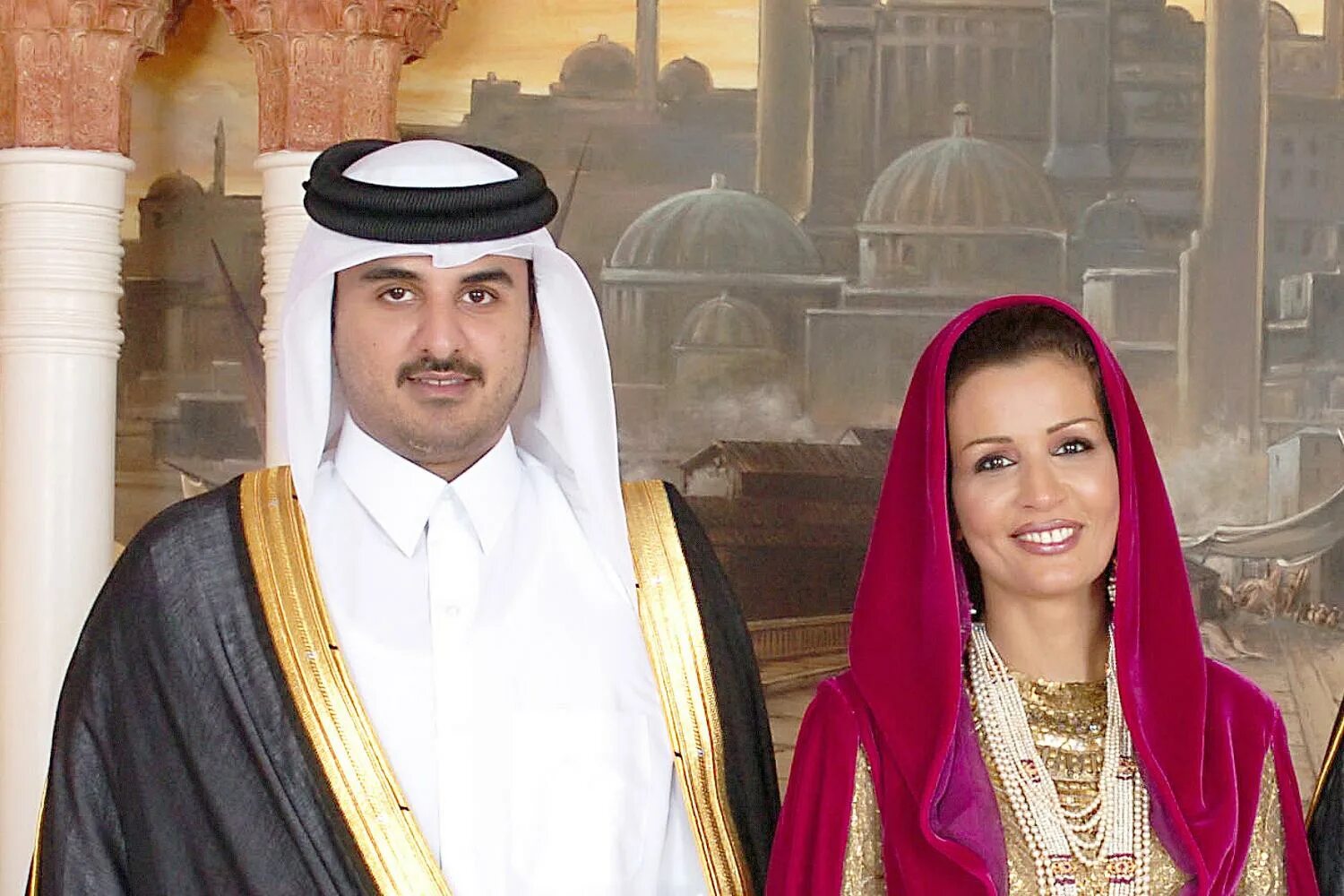 Халиф жена. Шейха Моза. Шейх Катара Тамим и его жены. Шейх Тамим Бин Хамад Аль Тани и его жены. Катар Эмир Тамим супруга.