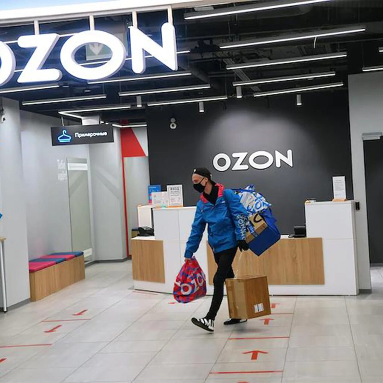 Озон фото 2023. OZON. Озон IPO. Озон выставка. Бренд Озон фото.