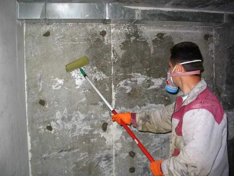 Грунтование поверхности. Штукатурная гидроизоляция стен. Нанесение жидкого стекла на бетон. Грунтование бетонных поверхностей праймером.