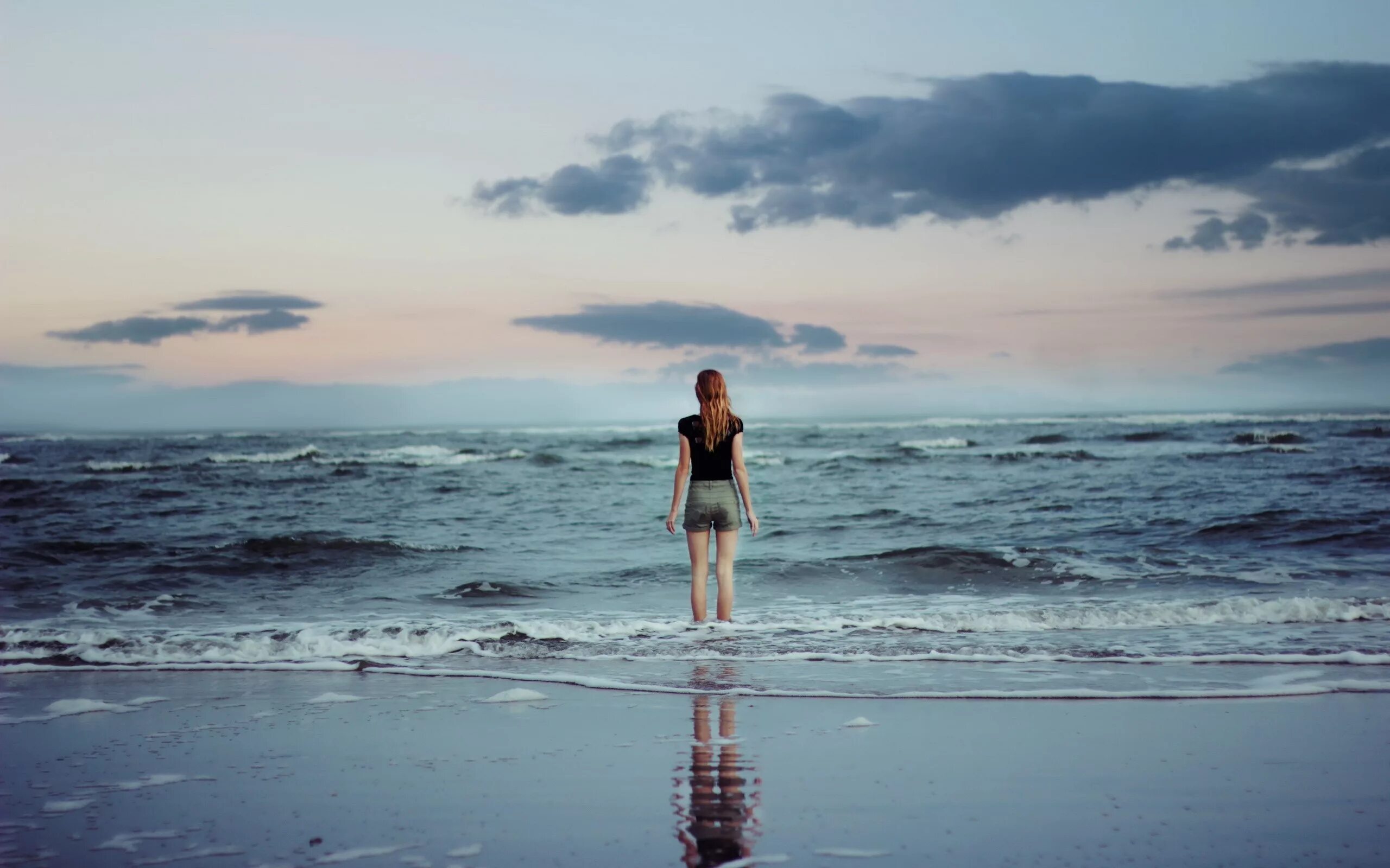 Стоя на берегу океана. Девушка-море. Фотосессия на море. Девушка спиной к морю. Девушка на море со спины.