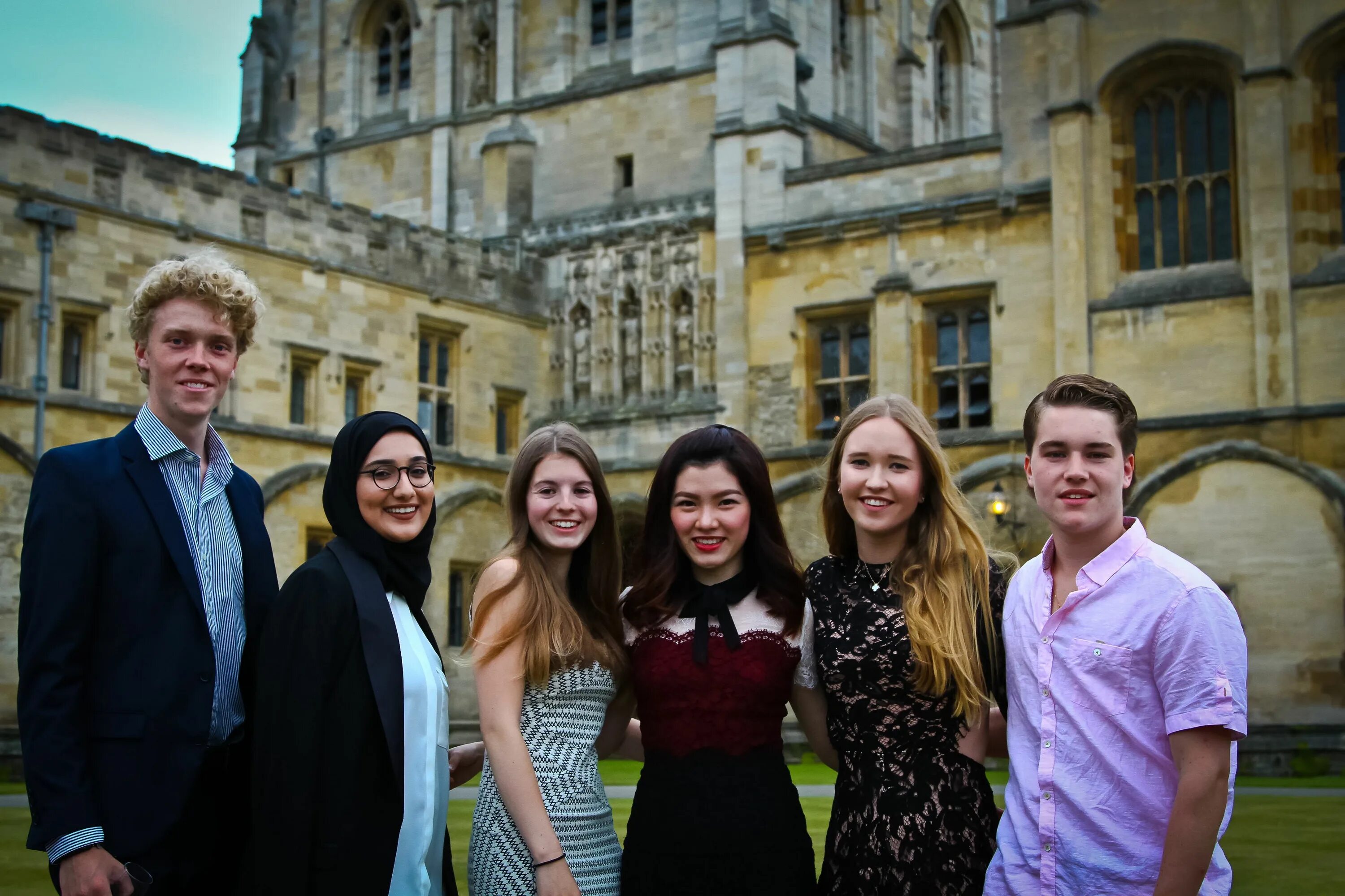 Students cambridge cambridge university. Оксфорд университет ученики. Оксфорд университет выпускники. Оксфордский университета в 1990. Оксфордский университет выпускники Оксфордского университета.