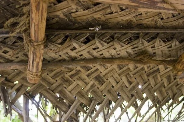 Perforated brickwork, an open-air living space and a roof covered in palm leaves