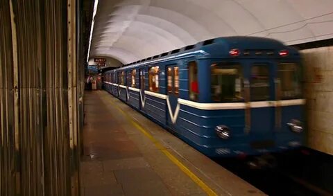 Почему поезд метро долго стоит