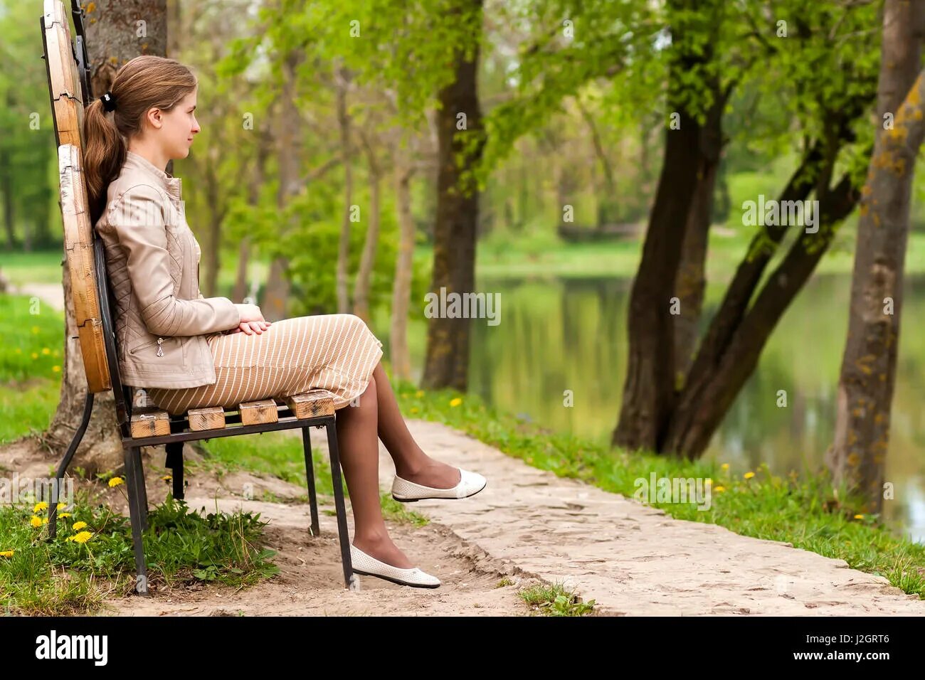 Спортсмен на лавочке. Человек сидит на лавочке. Люди на лавочке в парке. Люди в ссср на лавочке. Сидят в на сквере.