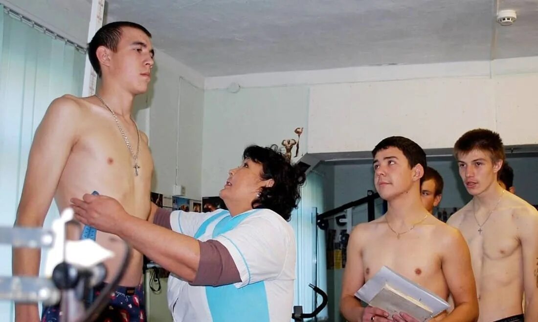 Не взяли в армию. Берут ли. Искривление позвоночника не берут в армию. Призывники на медкомиссии. Медосмотр мальчиков.