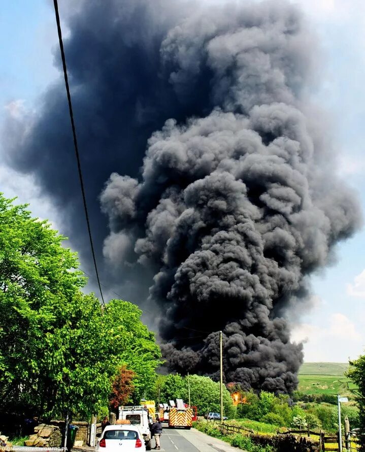 Большая дым черный дым. Дым пожар. Огонь и дым. Густой дым. Дым от пожара.