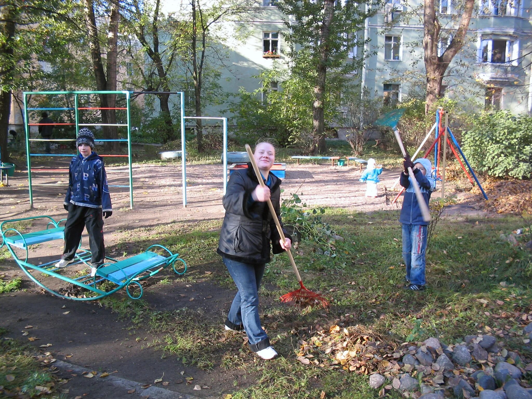 Субботник во дворе. Среди двора. Картинка субботник в детском саду. КТОС на субботнике. Селиховы дворы курская область