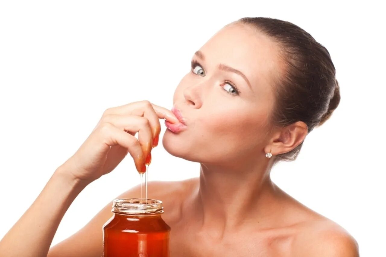 Honey девушка. Фотосессия с медом. девушка ест мед. девушка в меде. человек ест мед.