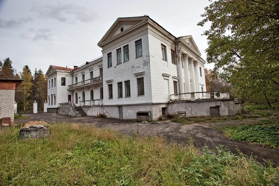 Звенигородская музыкальная школа. Звенигород старинное здание. Звенигородская музыкальная школа. Поселок мозжинка звенигород. Дом тела звенигород.