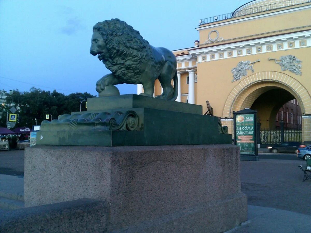 Львы у адмиралтейства в санкт-петербурге. Адмиралтейский лев. Львы дворцовой пристани спб. Адмиралтейский лев. Адмиралтейский лев.